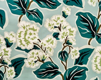 Papel pintado preencolado y removible NIP Spoonflower Farmhouse Floral con estampado floral grande en color turquesa, verde abeto y verde manzana.