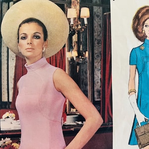 Puede incluir: Una mujer con un vestido rosa claro sin mangas y un sombrero beige grande. El vestido tiene un cuello alto. A la derecha, un patrón de vestido vintage muestra un vestido azul con mangas cortas.