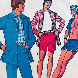 Op de afbeelding: Een vintage naaipatroonillustratie met drie outfits: een blauw jasje en broek met een blauw geruit overhemd, een rood-wit geruit jasje over een wit T-shirt met rode shorts, en een blauw overhemd met korte mouwen met blauwe shorts.