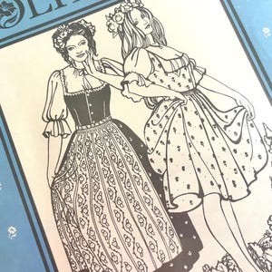 Könnte beinhalten: Eine Schnittmusterhülle mit einer schwarz-weißen Strichzeichnung von zwei Figuren in traditionell anmutenden Kleidern mit Puffärmeln, geblümten Röcken und Blumenkränzen auf einem hellblauen Hintergrund mit einem kleinen weißen Blumenmuster.