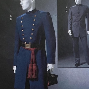 Puede incluir: Un abrigo azul marino de estilo militar con botones dorados y cinturón a juego. El abrigo tiene cuello alto y mangas largas. Una faja roja con borlas cuelga del cinturón. Una segunda imagen muestra un traje azul marino oscuro con cuello mandarín.