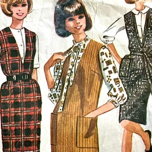 Puede incluir: Tres patrones de costura vintage que muestran a mujeres con diferentes estilos de vestidos con chalecos sin mangas. Los vestidos son de tela a cuadros, a rayas y con textura.