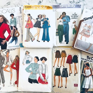 Può includere: Una collezione di modelli di cucito vintage, con marchi come McCall's e Simplicity. Le copertine presentano illustrazioni di modelli di abbigliamento, come giacche, abiti e gonne. I modelli offrono uno sguardo agli stili di moda di epoche diverse.