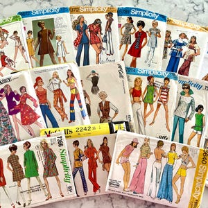 Konvolut von 15 Vintage-Damenschnitten aus den 50er, 60er und 70er Jahren, alle für die Oberweite 30&quot;bis 32&quot;; Kleider, Oberteile, Hosen, Röcke, Jacken.