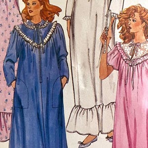 Könnte beinhalten: Drei Nachthemden für Frauen, eines blau, eines weiß und eines rosa. Das blaue Nachthemd hat einen Kragen mit Spitzenbesatz und Taschen. Das weiße Nachthemd hat einen Kragen mit Spitzenbesatz und einen Rüschen-Saum. Das rosa Nachthemd hat einen Kragen mit Spitzenbesatz und einen Rüschen-Saum.