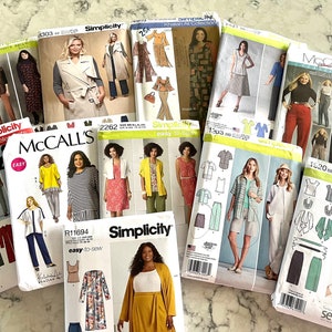 Puede incluir: Una colección de patrones de costura para ropa, que presenta diversos estilos y tallas. Los patrones son de las marcas Simplicity y McCall's, con títulos como "easy-to-sew wardrobe essentials" y "sew stylish".