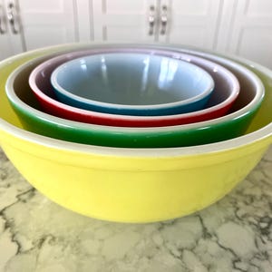 Vintage Pyrex Primary Colors Mixing Bowls, yellow 404, green 403, red 402, blue 401, all in terrific condition, selling as a set of 4 bowls.