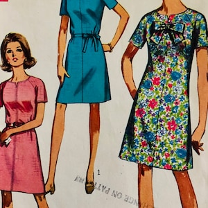 UNCUT 1968 vintage Simplicity 7600 women&#39;s Jiffy dress with short raglan sleeves and notched neckline in petite size 14.5, bust 37&quot;