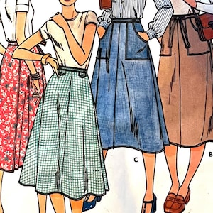 Puede incluir: Tres mujeres con faldas diferentes. La primera falda es roja con estampado floral blanco, la segunda falda es de cuadros verdes y blancos, y la tercera falda es de mezclilla azul con un bolsillo grande.