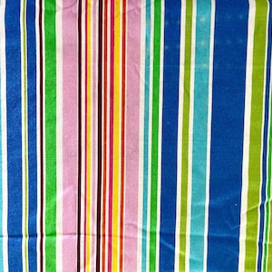 Sábana plana de rayas tamaño twin de Westpoint Stevens, mezcla de algodón y poliéster 50/50, brillantes colores del arco iris, excelente estado.
