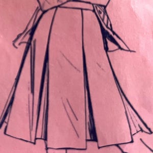 Puede incluir: Boceto de diseño de vestido con falda plisada y corpiño ajustado. El dibujo, en tinta negra sobre fondo rosa, muestra la silueta de la prenda.