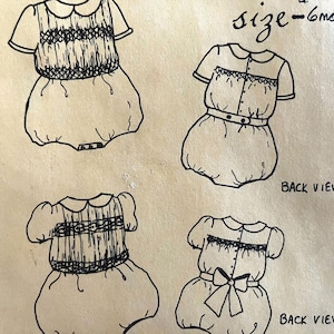 Puede incluir: Un patrón de costura vintage con cuatro dibujos lineales de peleles para bebés. Los peleles tienen mangas cortas, cuellos Peter Pan y detalles decorativos. El texto "size - 6mo-1" está escrito a mano en la parte superior. También se incluyen las palabras "BACK VIEW".