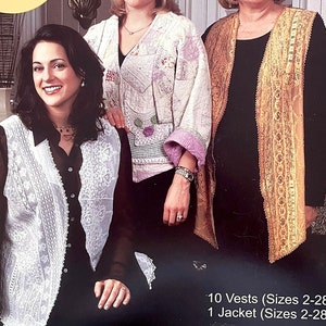 Puede incluir: Tres mujeres con diferentes estilos de chalecos de encaje blanco. Los chalecos están todos diseñados con intrincados patrones florales. El texto debajo de las mujeres dice "10 Chalecos (Tallas 2-28) 1 Chaqueta (Tallas 2-28)"