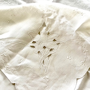 Vintage unbenutzt F.D. Bettencourt Leinen Tischdecke und 4 Servietten, hergestellt in den Azoren, Narzissenmotive, cutwork; Servietten 40 cm x 68 cm