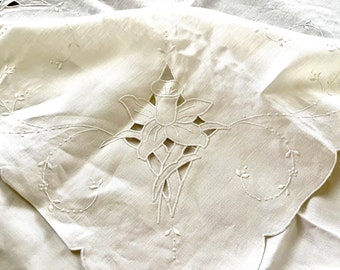 Vintage unused F.D. Bettencourt linen tablecloth and 4 napkins, made in the Azores, daffodil motifs, cutwork; 86" x 68", napkins 16.5".