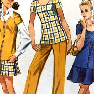Può includere: Illustrazione di tre donne che indossano abiti vintage. Una indossa un vestito giallo con colletto bianco e gonna a quadri. Un'altra indossa un top a quadri e pantaloni gialli. La terza indossa un vestito blu.