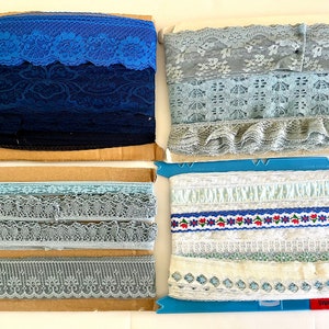 Rollen met vintage veters en versieringen voor naaien, knutselen, scrapbooking in blauw; platte veters, veters in gehaakte look, geplooide veters, lintafwerking.