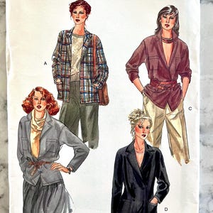 Könnte beinhalten: Illustration von vier verschiedenen Outfits. Die Outfits umfassen eine karierte Jacke, ein weinrotes Hemd mit Gürtel, einen grauen Blazer und einen schwarzen Blazer. Die Outfits werden mit Hosen und Accessoires in verschiedenen Farben kombiniert.