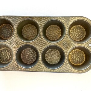 Ekco Ovenex 8-Tassen-Muffinform mit Löchern an beiden Enden, schöne Patina, ausgezeichneter Zustand 13 7/8 lang x 7,25 breit. Bild 2