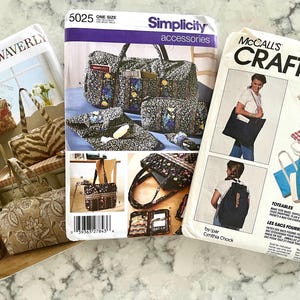 Peut inclure: Trois patrons de couture pour sacs. Le premier patron est pour un sac fourre-tout avec un motif floral. Le deuxième patron est pour un sac de voyage avec un motif floral. Le troisième patron est pour un sac fourre-tout avec un motif à carreaux.