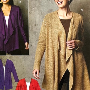 Puede incluir: Un patrón de costura para un cárdigan largo de abertura frontal con cuello drapeado. El patrón está disponible en las tallas XS-S-M-L-XL. El patrón muestra dos versiones del cárdigan: una en tejido morado y otra en tejido marrón.