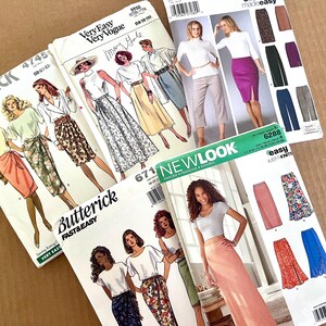 Peut inclure: Plusieurs patrons de couture vintage sont présentés, avec des illustrations de vêtements pour femmes. Les patrons incluent des marques comme Butterick, Very Vogue et New Look, présentant différents styles de jupes et de hauts. La palette de couleurs comprend du rose, du blanc et des motifs floraux.