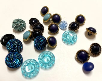 Ensemble de 24 boutons de couture bleu vintage fantaisie, la plupart avec tige arrière, certains avec strass, quelques perles, certains recouverts de métal, tous magnifiques !