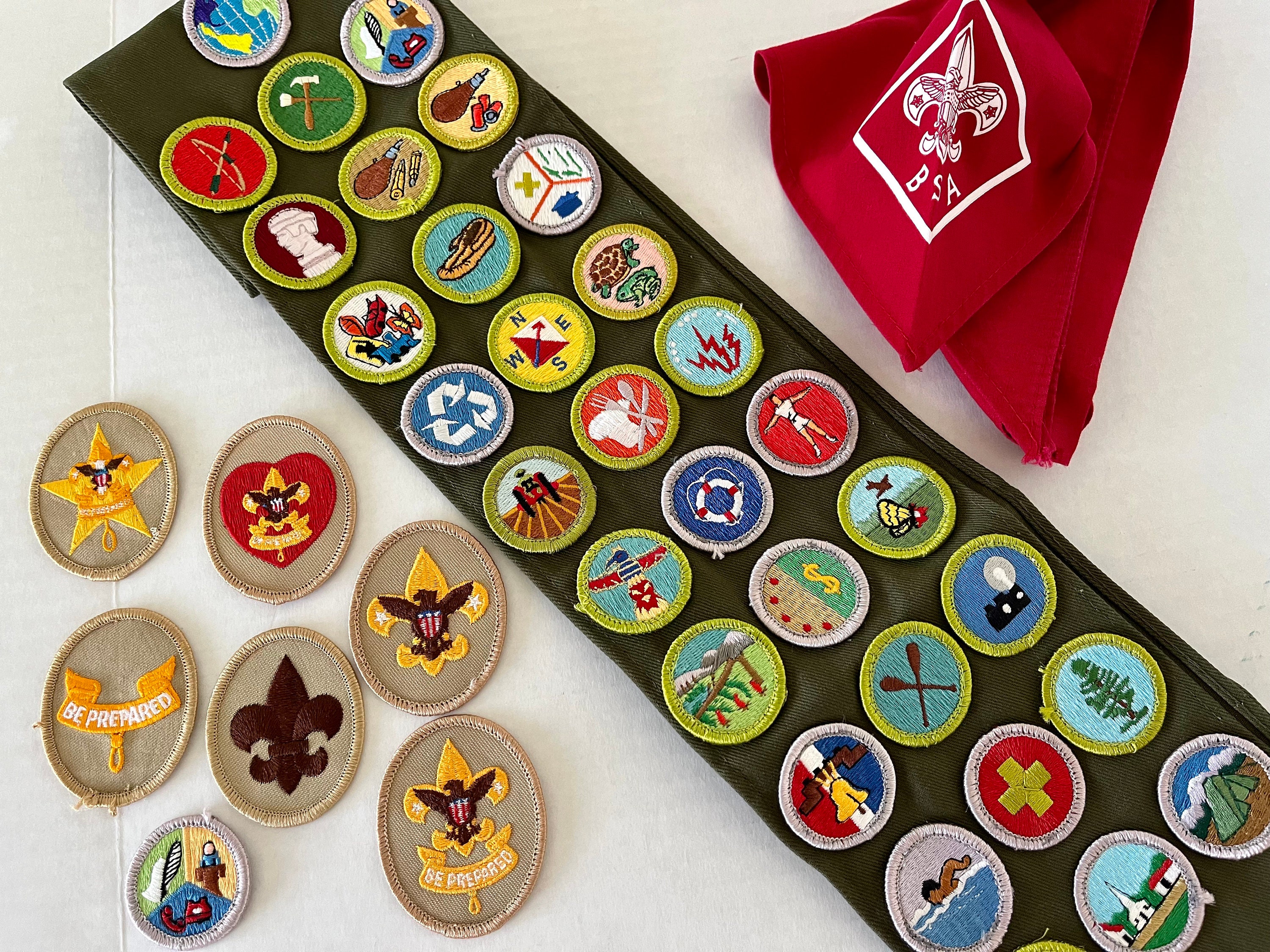 Banda de Boy Scouts con insignias de mérito cosidas y otros parches,  bufanda de explorador; se adapta a un hombre adulto o adolescente,  excelente estado; 38 parches. - Etsy México, image size:3000x2250