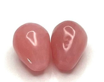 Ópalo rosa natural de 3,50 quilates, cabujón en forma de lágrima de 6 x 8 mm con perforación superior. Gema suelta de buena calidad para joyería a precio de mayorista.