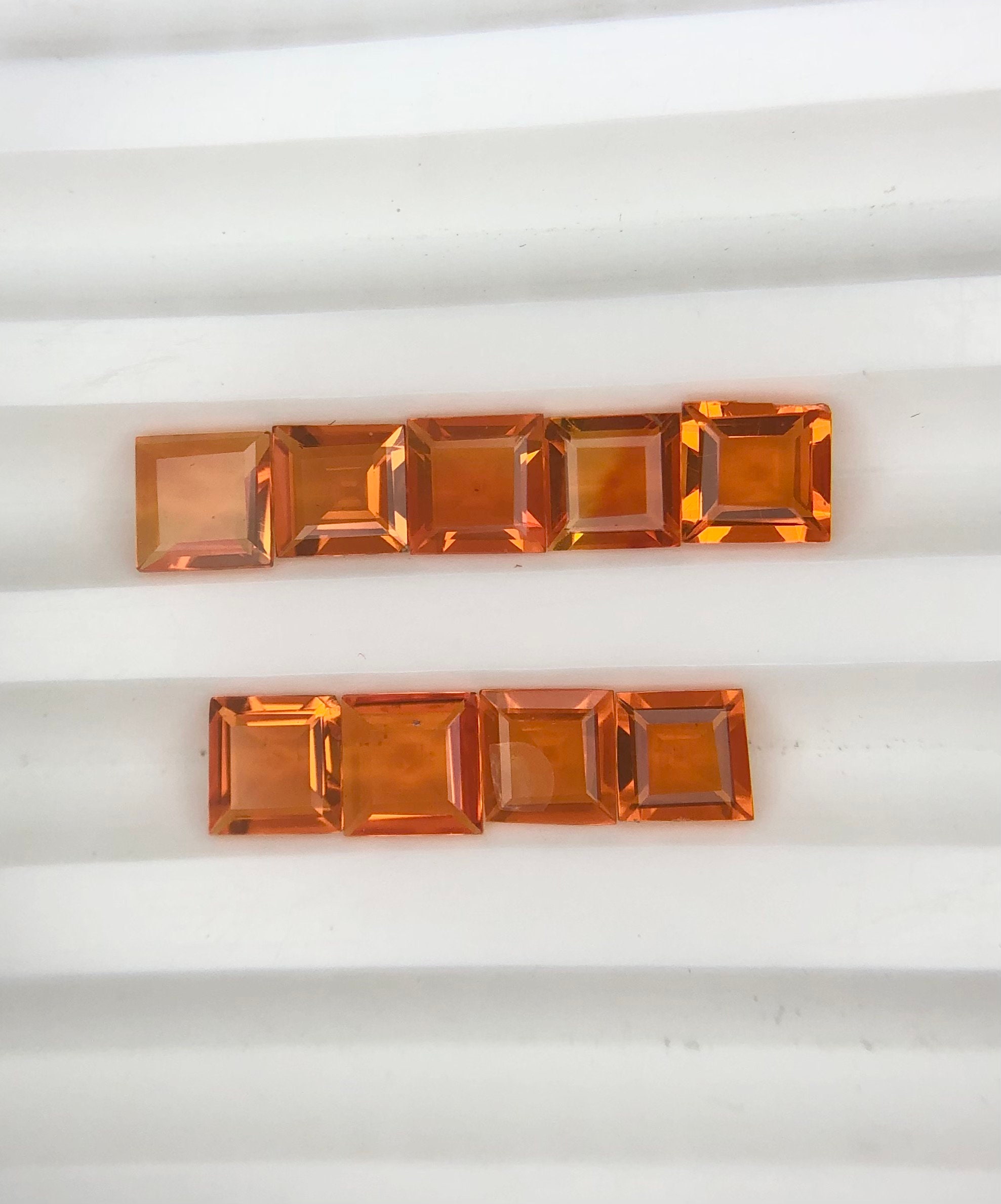 Opale Noire Flamme éthiopienne 1,65 Carats - Facettée, Taille émeraude, Naturelle