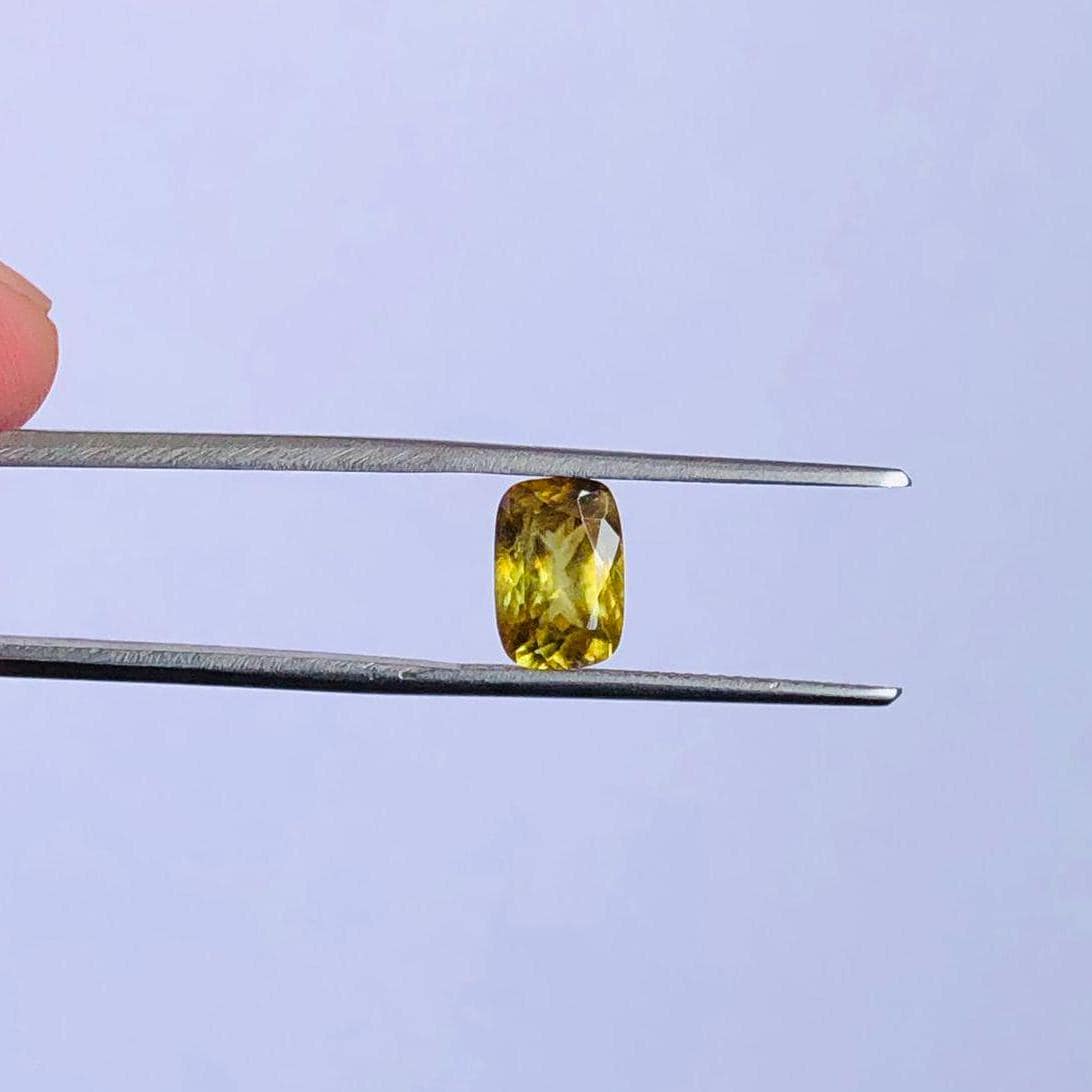 ファセットカットのスフェーン宝石：ジュエリー用2.15カラットの八角形