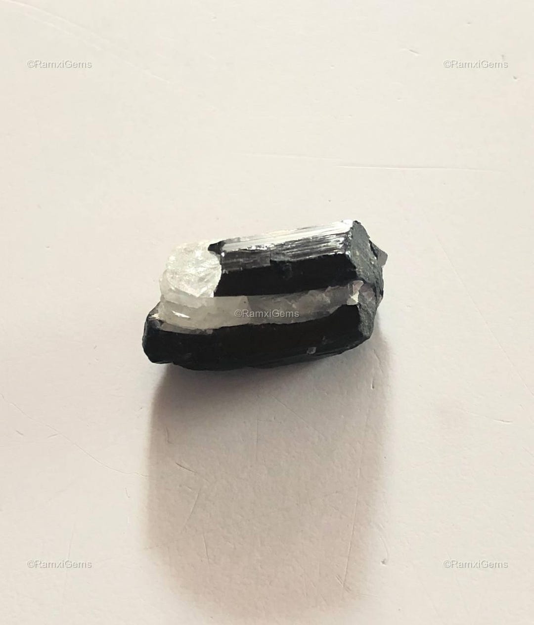 ブラック トルマリン　原石 ブラックトルマリン原石：22.70カラット、11.80x20.30 mm - Etsy 日本