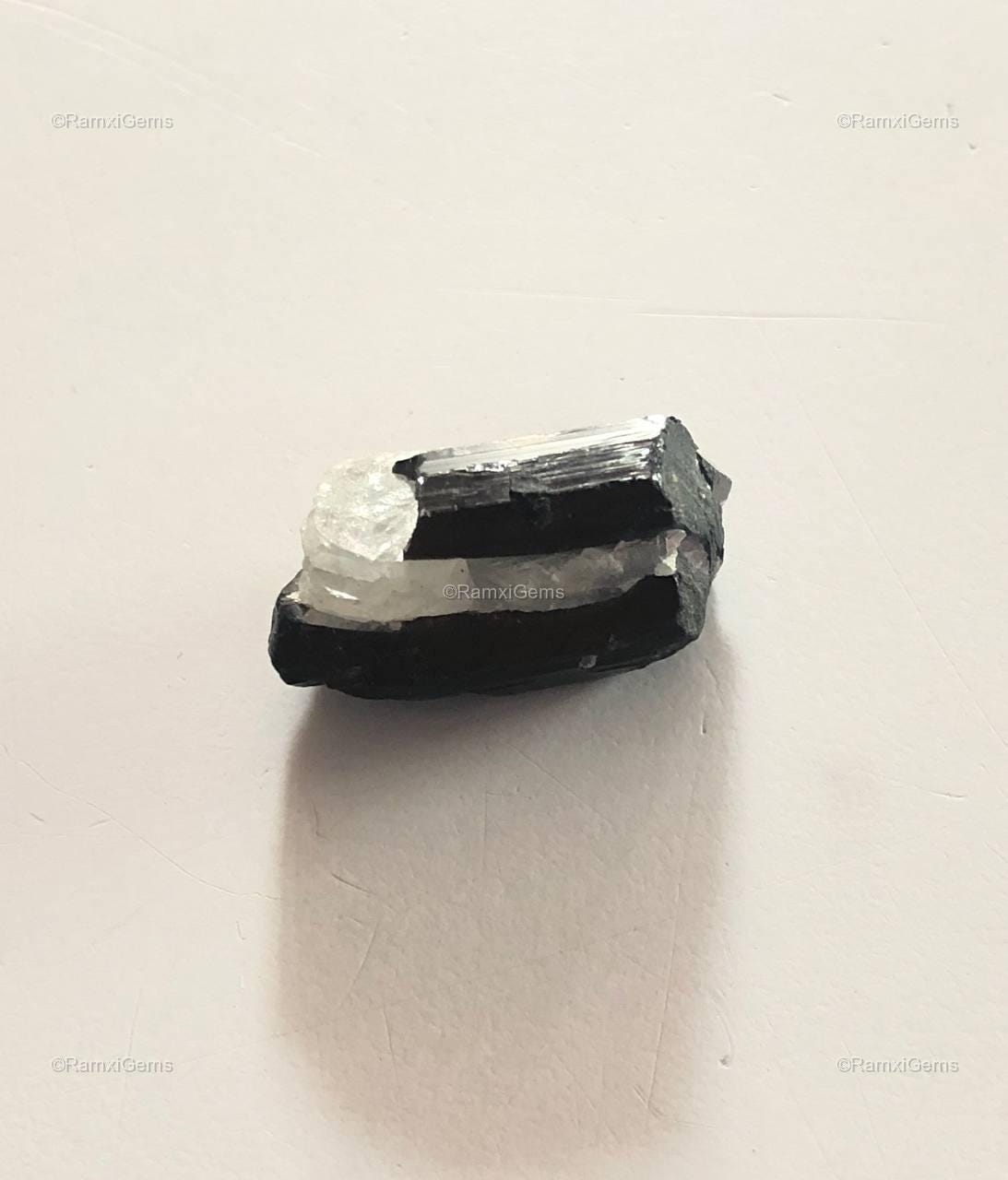 ブラックトルマリン原石：22.70カラット、11.80x20.30 mm - Etsy 日本