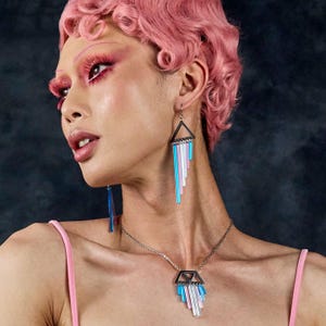 BRINCOS EUPHORIA | Brincos longos com pingentes Trans Pride | Brincos chamativos de gancho ou clip