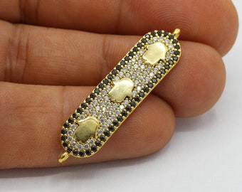 Dijes para pulsera Hamsa con micro pavé de circonitas cúbicas, chapados en oro brillante de 24 quilates, de 10 x 41 mm; Dijes para pulsera Hamsa con pavé de circonitas cúbicas; Dijes para pulsera de circonita cúbica - CZ305