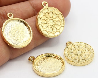 Puede incluir: Cuatro colgantes de metal de color dorado con forma redonda y diseño decorativo. Dos de los colgantes tienen una superficie lisa, mientras que los otros dos tienen un patrón floral detallado.