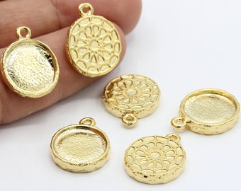 Puede incluir: Seis colgantes de metal de color dorado con forma redonda y un diseño decorativo. Algunos colgantes tienen una superficie lisa, mientras que otros tienen un diseño texturizado.