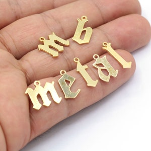 Dijes de letras de oro brillante, pequeños dijes del alfabeto, pequeños dijes de letras en inglés, dijes chapados en oro de 24 quilates, cuentas de letras de oro, letras chapadas en plata
