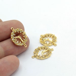 Puede incluir: Tres conectores de encanto de reloj de tono dorado con acentos de diamantes de imitación transparentes. Cada conector tiene dos anillos de salto para sujetar a las joyas.