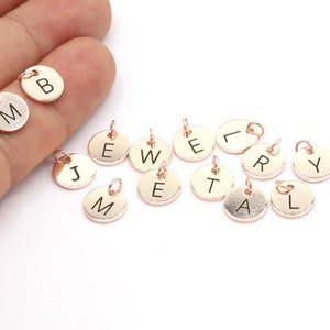 Dijes de iniciales pavé chapados en oro rosa, dijes de letras rosas, disco de estampación, letras de disco de marcado, letras pequeñas, letra de oro rosa de 1 x 10 mm - RSG362