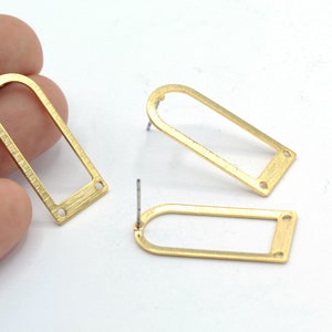 13 x 30 mm 24 k glänzend vergoldeter strukturierter D-förmiger Ohrring, Ohrstecker - GLD1237