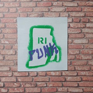Puede incluir: Un lienzo blanco con un contorno verde del estado de Rhode Island. Las palabras "RI FUNK" están escritas en morado dentro del contorno.
