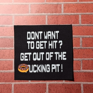 Parche punk pintado a mano: "Sal del hoyo" para coser en lienzo