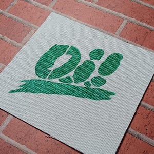 Puede incluir: Parche de tela verde con la palabra "DIY" escrita en una fuente estilizada.