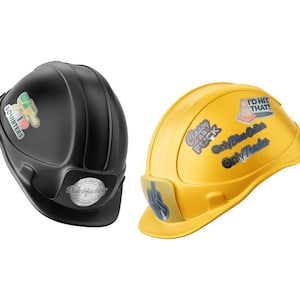 Pode incluir: Dois capacetes de trabalho, um preto e outro amarelo. O capacete preto tem autocolantes que dizem "Squirters" e "Let's Keep the Dumbfuckery". O capacete amarelo tem autocolantes que dizem "Classy as Fuck", "I'd Hit That!" e "Only Blue Collars Only Trades".