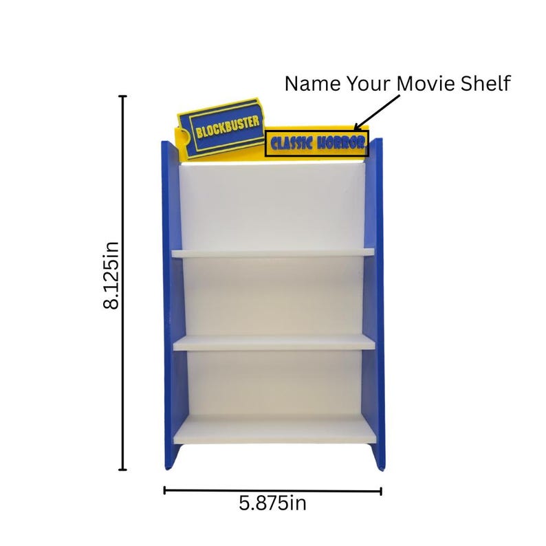 K&ouml;nnte beinhalten: Ein blau-wei&szlig;es Holzregal mit drei Regalb&ouml;den, beschriftet mit "Classic Horror" und "Blockbuster". Das Regal ist 20.6 cm hoch und 14.9 cm breit, ideal f&uuml;r die Pr&auml;sentation von Filmen.