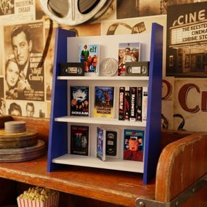 Miniature VHS Rental Shelf And Movies - 80s 90s Nostalgia - Mini Horror Movies - Custom Movies Bild 2