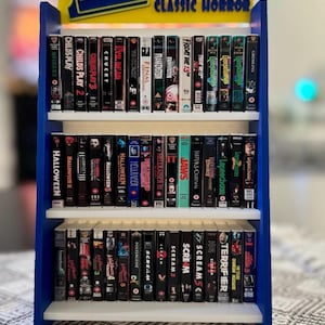 Miniature VHS Rental Shelf And Movies - 80s 90s Nostalgia - Mini Horror Movies - Custom Movies Bild 18