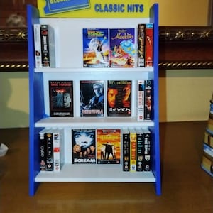 Miniature VHS Rental Shelf And Movies - 80s 90s Nostalgia - Mini Horror Movies - Custom Movies Bild 14