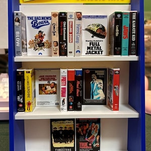 Miniature VHS Rental Shelf And Movies - 80s 90s Nostalgia - Mini Horror Movies - Custom Movies Bild 17